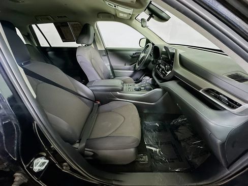 Used 2024 Toyota Highlander LE AWD/4WD image 12