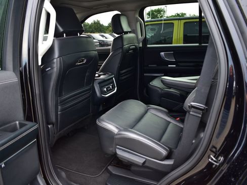 Used 2025 Ford Expedition Platinum AWD/4WD image 23