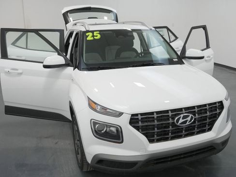 New 2025 Hyundai Venue SEL image 37