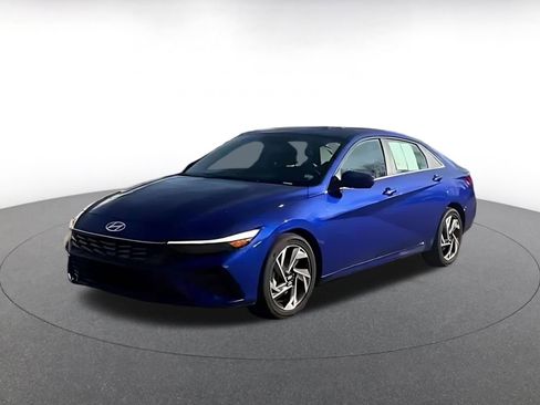 Used 2025 Hyundai Elantra SEL image 3