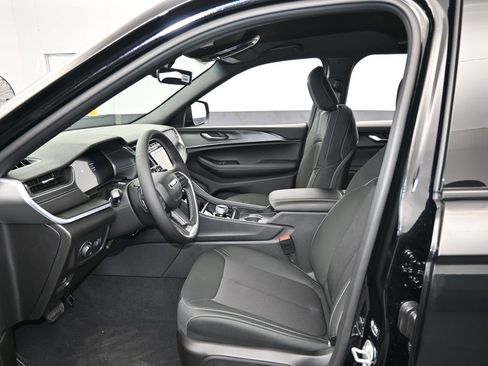 Used 2025 Jeep Grand Cherokee Laredo image 11