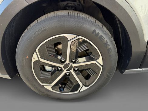 Used 2023 Kia Niro EX w/ EX Cold Weather Package image 9