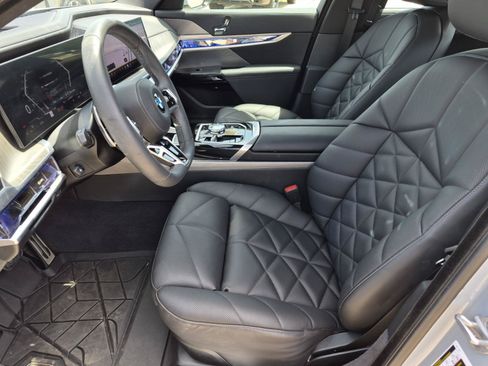 Used 2025 BMW 740i w/ Premium Package RWD image 13