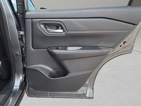 Used 2024 Nissan Rogue SL AWD/4WD image 12