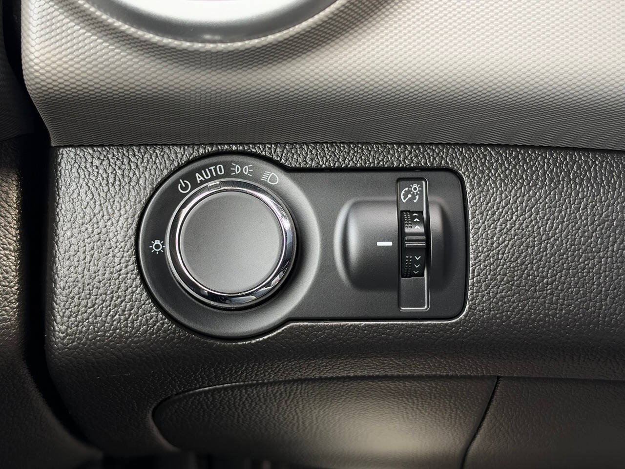 Used 2018 Chevrolet Sonic LT FWD image 24