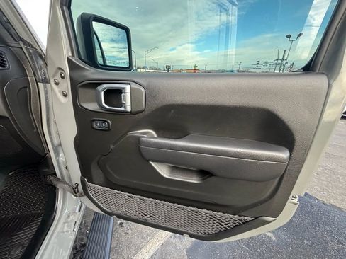 Used 2022 Jeep Gladiator Rubicon w/ Cold Weather Group image 15