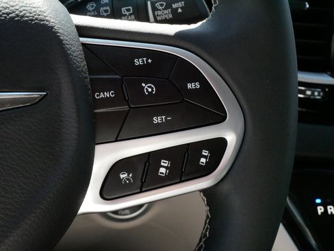 Used 2023 Chrysler Pacifica Touring-L image 25