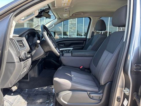 Used 2022 Nissan Titan SV image 10