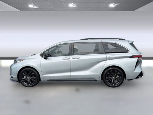 Used 2022 Toyota Sienna XSE FWD image 2