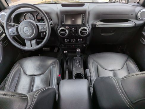 Used 2016 Jeep Wrangler Unlimited Rubicon w/ Connectivity Group image 30