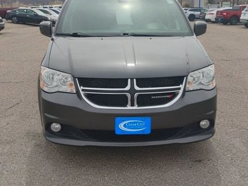 Used 2019 Dodge Grand Caravan SXT image 2