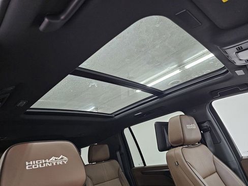 Used 2025 Chevrolet Suburban High Country AWD/4WD image 24