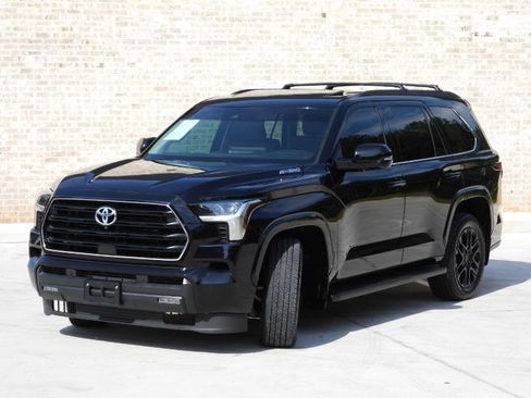 Used 2024 Toyota Sequoia SR5 w/ SR5 Premium Package AWD/4WD image 18