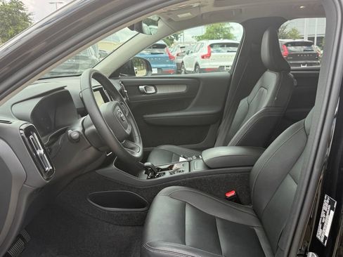 Used 2025 Volvo XC40 B5 Core AWD/4WD image 15