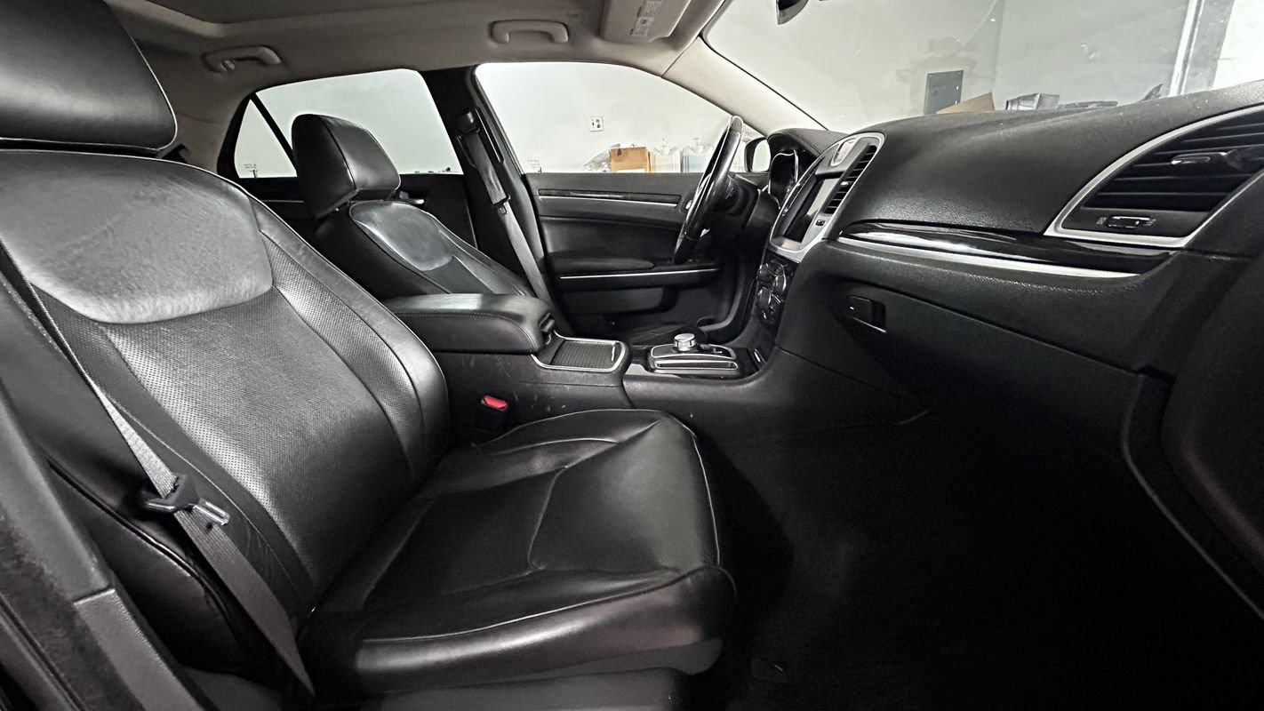 Used 2020 Chrysler 300 Limited AWD/4WD image 16