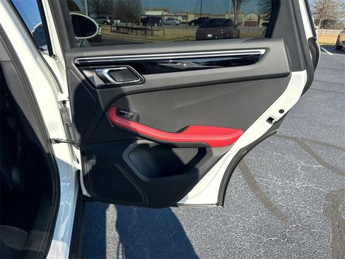 Used 2022 Porsche Macan image 16