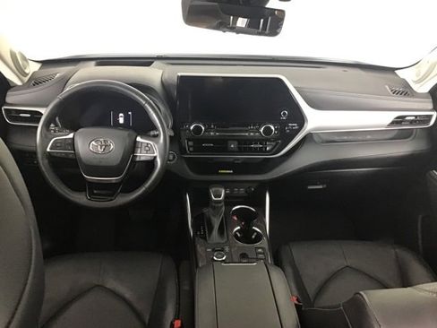 Used 2023 Toyota Highlander Platinum image 13