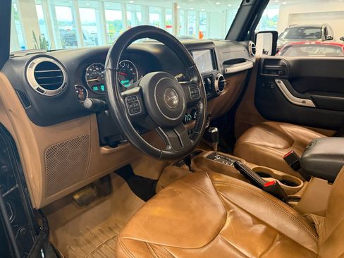 Used 2015 Jeep Wrangler Unlimited Sahara w/ Connectivity Group AWD/4WD image 15