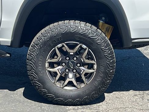 Used 2025 Chevrolet Colorado ZR2 w/ Technology Package AWD/4WD image 7