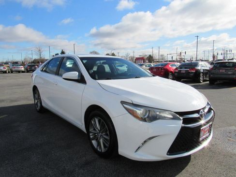 Used 2017 Toyota Camry SE w/ Moonroof Package image 7