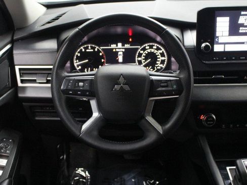 Used 2023 Mitsubishi Outlander SE image 25