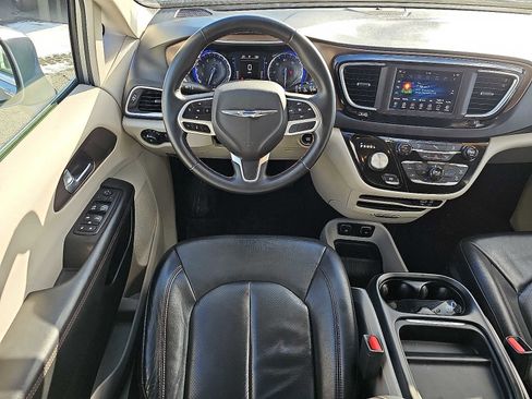 Used 2018 Chrysler Pacifica Touring-L w/ Tire & Wheel Group image 15