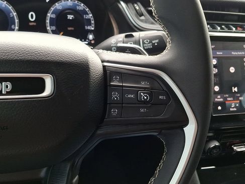 Used 2023 Jeep Grand Cherokee Laredo AWD/4WD image 21