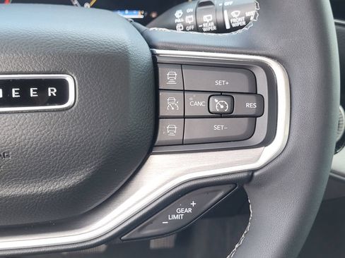 Used 2025 Jeep Wagoneer 4WD image 18