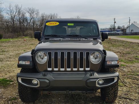 Used 2018 Jeep Wrangler Unlimited Sahara AWD/4WD image 2