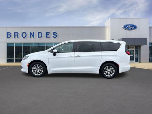 Used 2022 Chrysler Voyager LX image 1