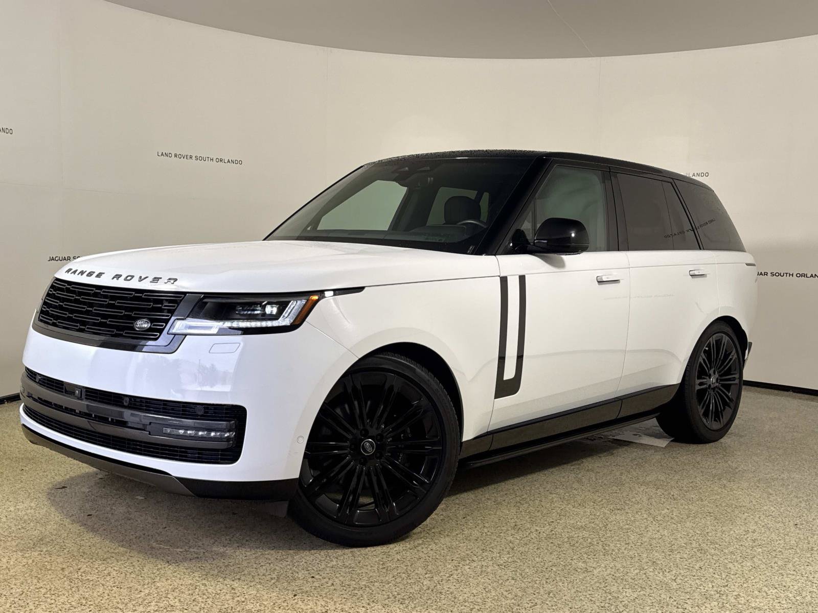 Used 2025 Land Rover Range Rover SE AWD/4WD image 1