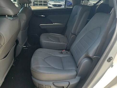 Used 2021 Toyota Highlander XLE FWD image 21