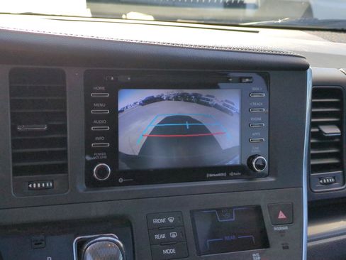 Used 2018 Toyota Sienna SE image 23