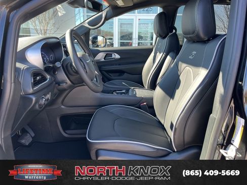 New 2026 Chrysler Pacifica Limited image 3