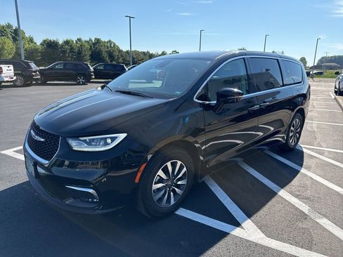 Used 2024 Chrysler Pacifica Limited FWD image 4