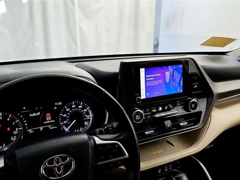 Used 2023 Toyota Highlander XLE image 22