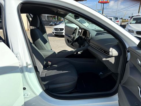 Used 2022 Hyundai Elantra SEL w/ Winter Weather Package image 40