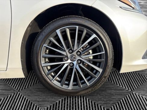 Used 2024 Lexus ES 350 w/ Premium Package image 31