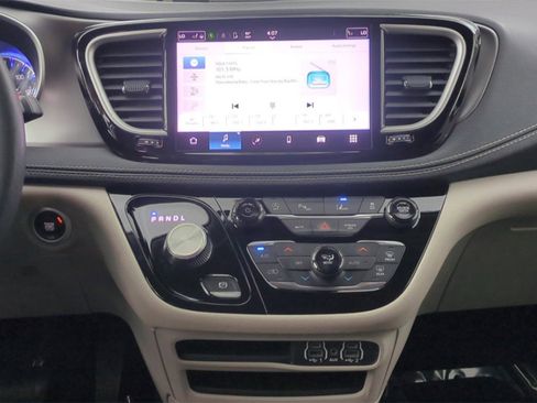 Used 2023 Chrysler Pacifica Touring-L image 19