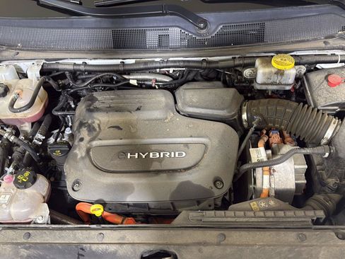 Used 2023 Chrysler Pacifica Touring-L FWD image 2