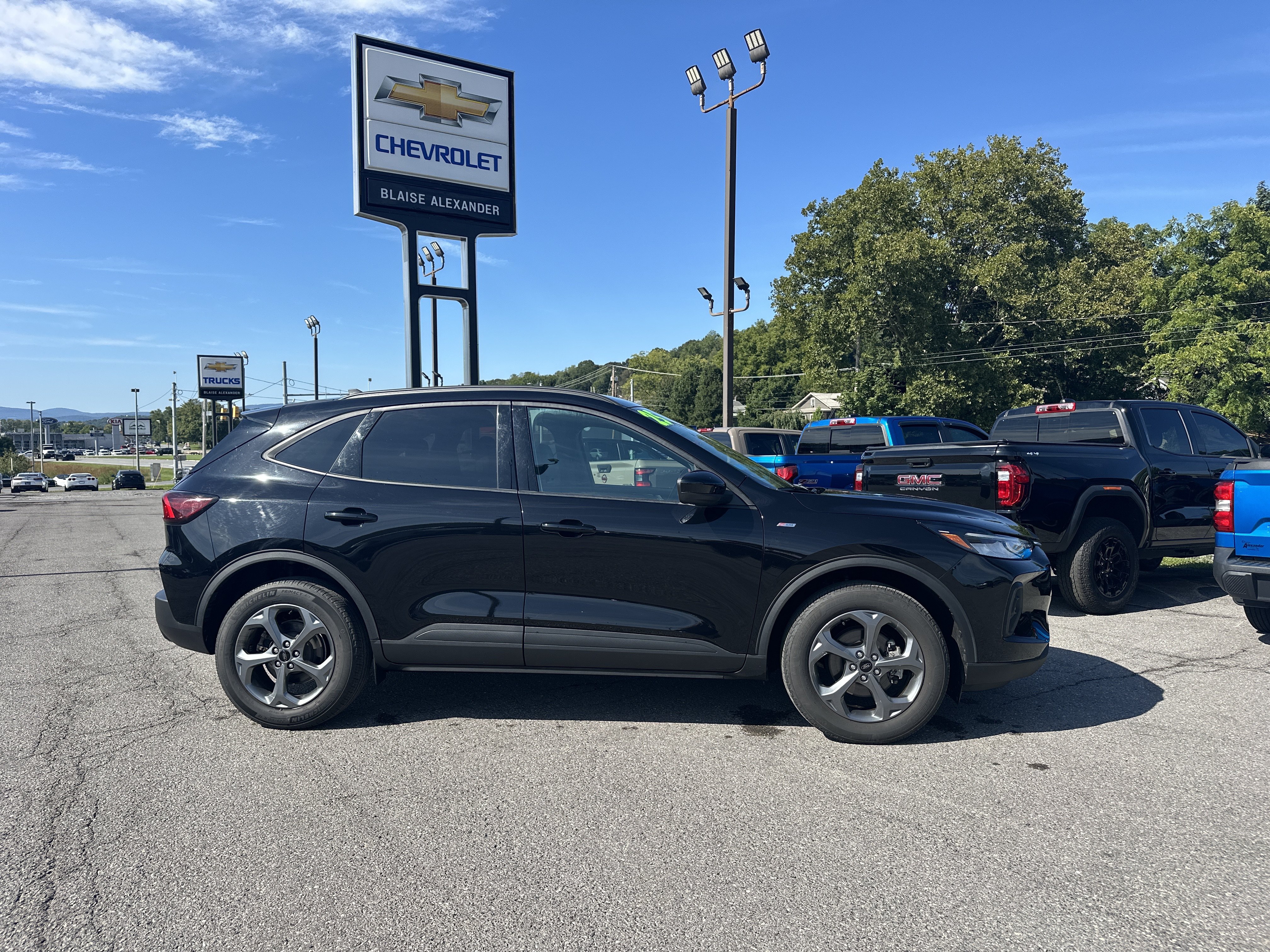 Used 2025 Ford Escape ST-Line Select AWD/4WD image 2