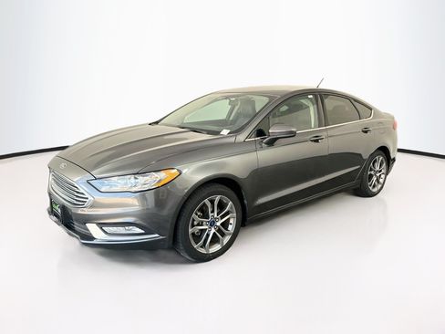 Used 2017 Ford Fusion SE w/ Equipment Group 201A FWD image 3