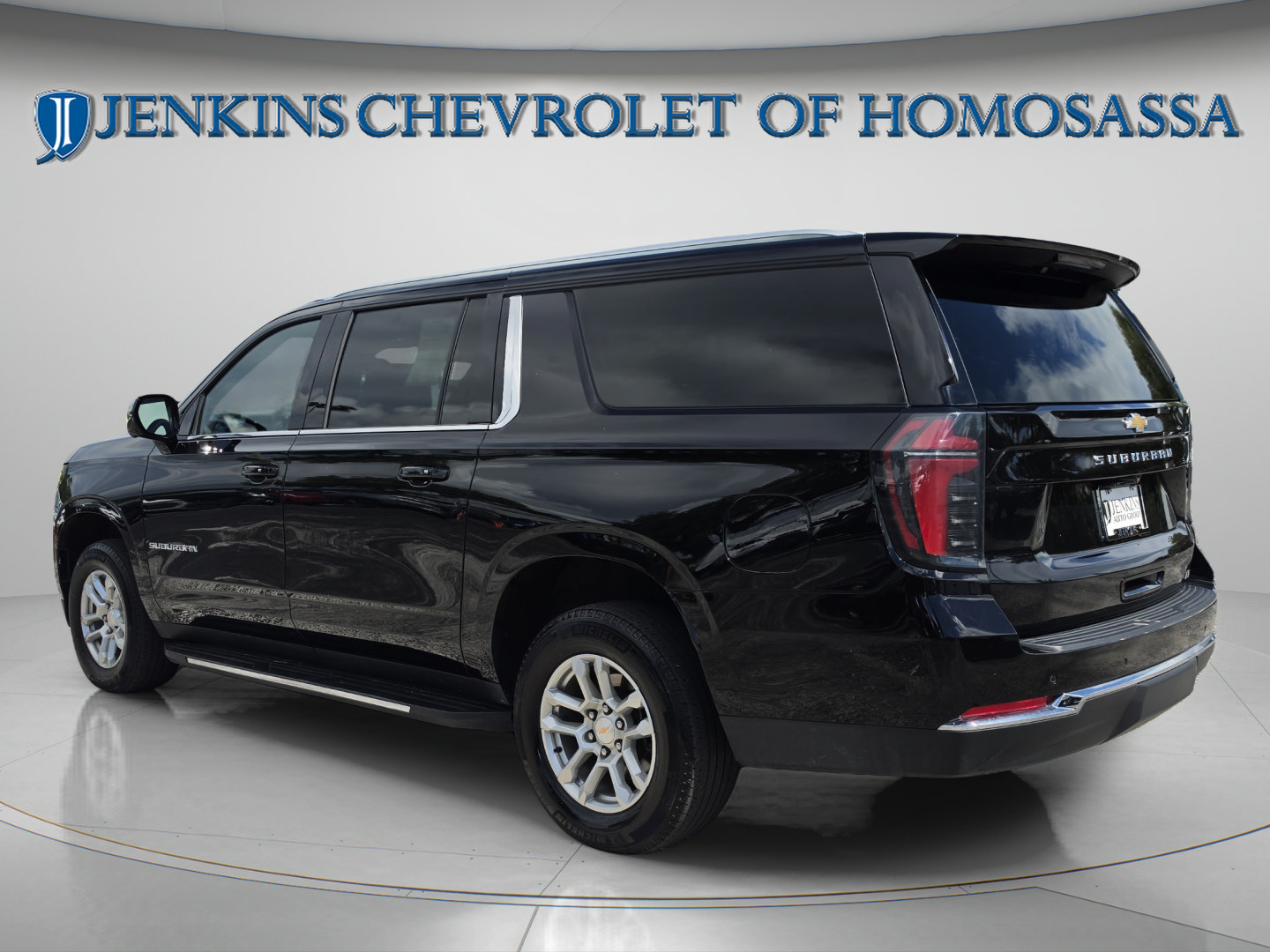 Used 2025 Chevrolet Suburban LT RWD image 8
