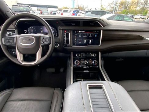 Used 2024 GMC Yukon XL Denali AWD/4WD image 15