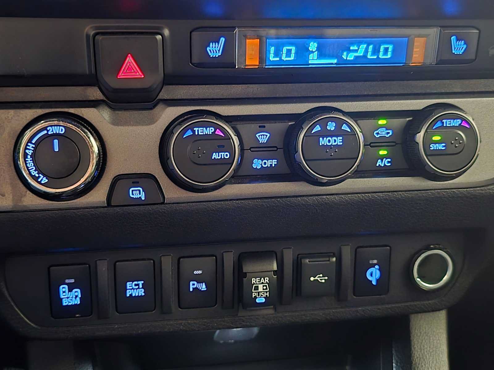 Used 2020 Toyota Tacoma TRD Off-Road w/ TRD Premium Off Road Package AWD/4WD image 15