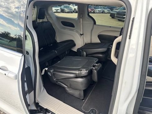Used 2023 Chrysler Pacifica Touring-L FWD image 18