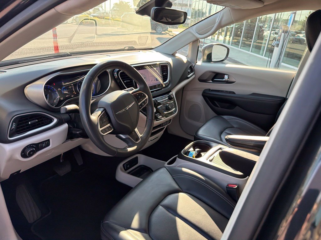 Used 2023 Chrysler Pacifica Touring-L FWD image 17