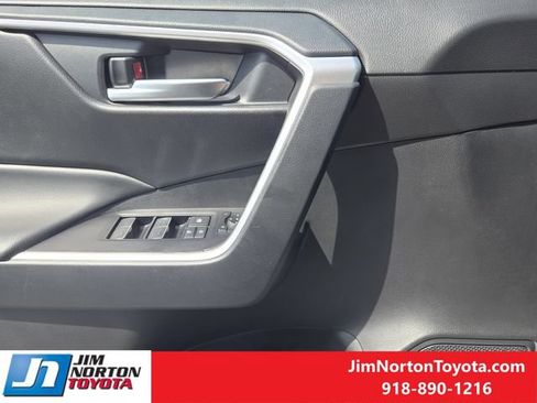 Used 2025 Toyota RAV4 XLE FWD image 25
