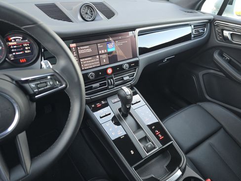 Certified 2025 Porsche Macan image 20