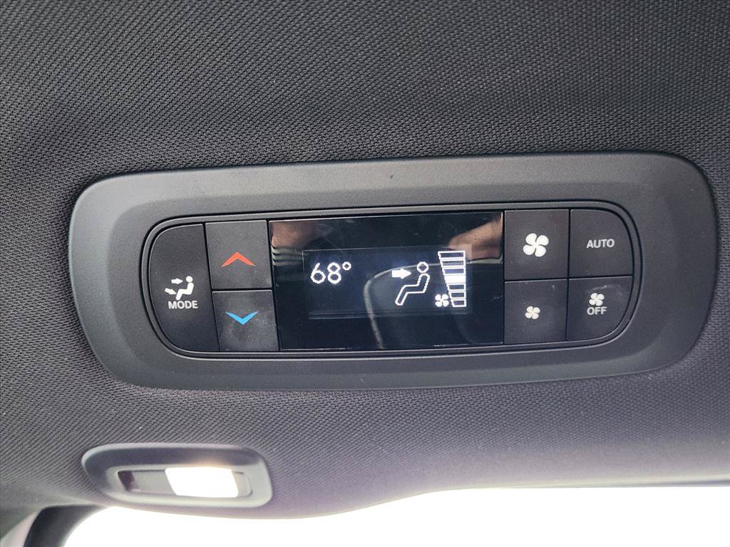 Used 2025 Chrysler Pacifica Limited FWD image 15